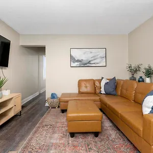  Holiday home Newly Renovated 3 Bedroom Near High St