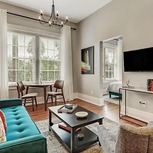 newly-furnished-walk-everywhere-king-bed-heated-pool.top-hotels-in-savannah.com/